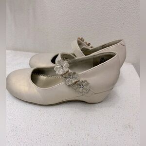 🦋 Elegant Ivory Mary Jane Shoes with Floral Accent size 13
